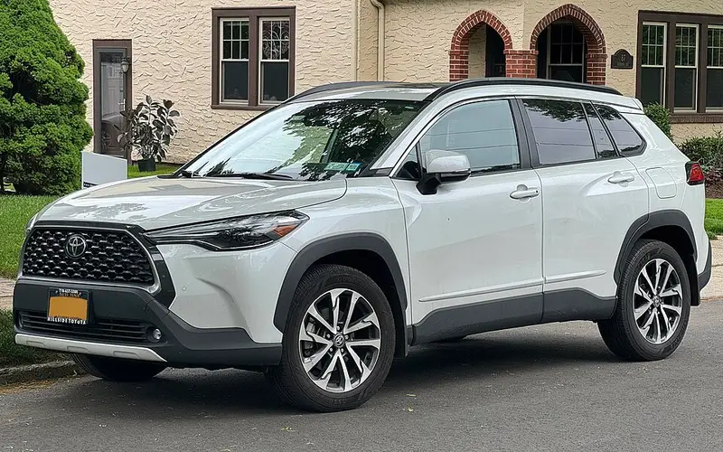 2023_Toyota_Corolla_Cross_XLE_4WD_in_Wind_Chill_Pearl_front_left-1
